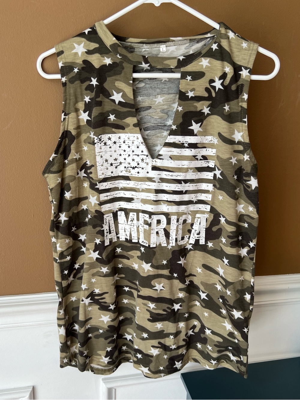 Source Unknown Olive Camo Tank Top with White Flag Graphic America Stars Size L